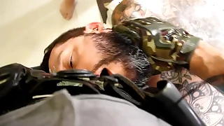 SEGURANÇA GANHANDO UM BOQUETE